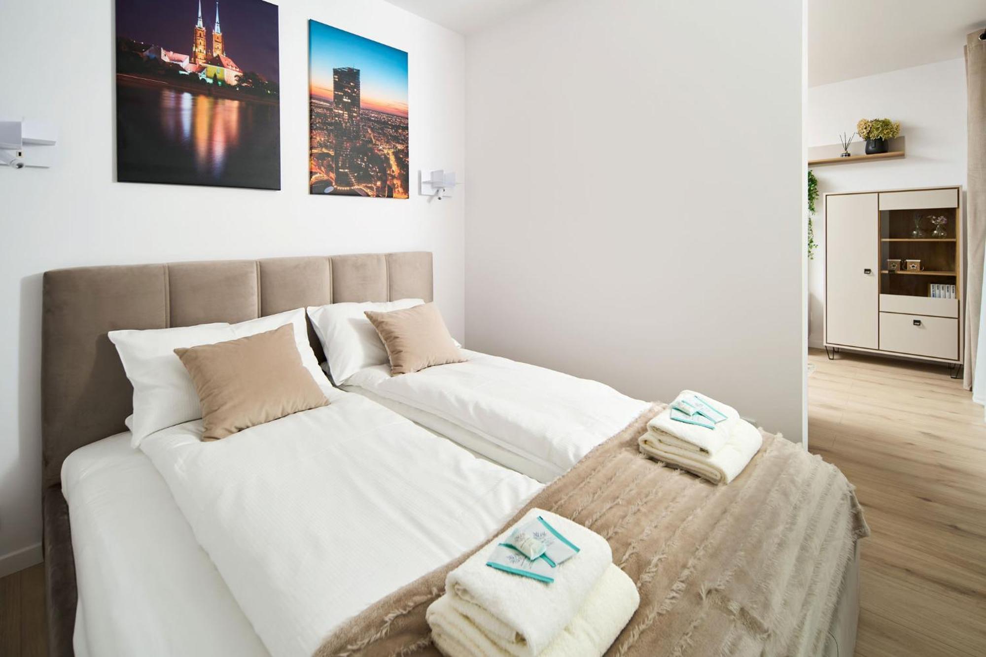 Symphony City Square Aparthotel Wrocław Exteriör bild
